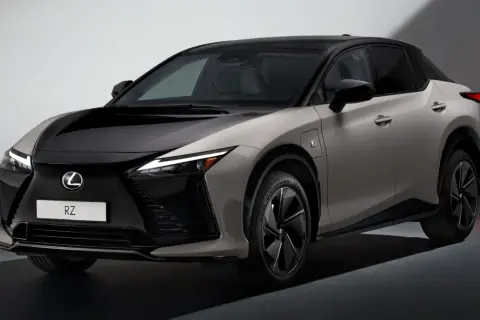 Elegancki, dwukolorowy Lexus RZ z czarną maską i dachem, prezentuje nowoczesny design i elektryczną moc.
