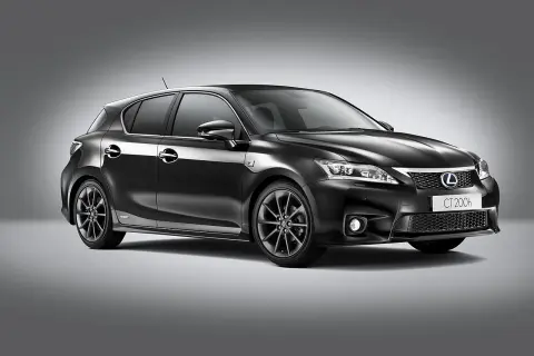 Elegancki, czarny Lexus CT200h z przyciemnianymi felgami, prezentowany na szarym tle.