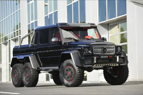 Czarny, potężny Mercedes 6x6 z czerwonym wnętrzem, gotowy na każde wyzwanie.