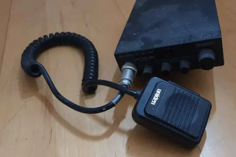 Radiotelefon Uniden PRO 520XL z mikrofonem i spiralnym kablem, gotowy do rejestracji cb.