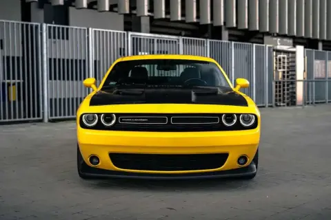 Żółty Dodge Challenger z czarną maską i felgami. Idealny do miasta, a jego dodge challenger cena zachęca do zakupu.