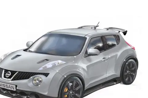 Srebrny Nissan Juke R z czarnymi felgami i spojlerem, gotowy do wyścigu.