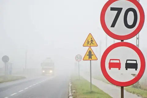 Znak zakaz wyprzedzania - Co oznacza i jak wygląda na drodze?