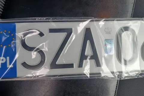 Nowa tablica rejestracyjna z literami SZA i cyframi 06. PL.