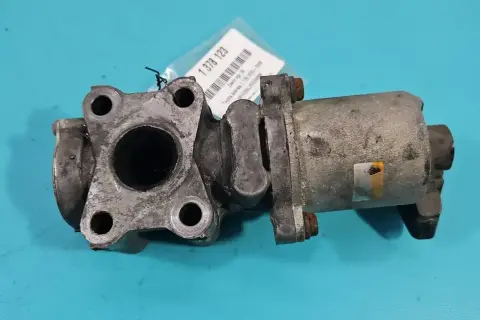 Zawór EGR Toyota Avensis 2.0 D4D. Objawy awarii mogą być różne, ale ten element jest kluczowy dla prawidłowej pracy silnika.