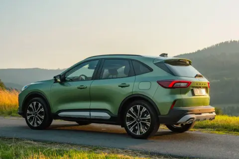 Nowy Ford Kuga w zielonym kolorze na tle górskiego krajobrazu.