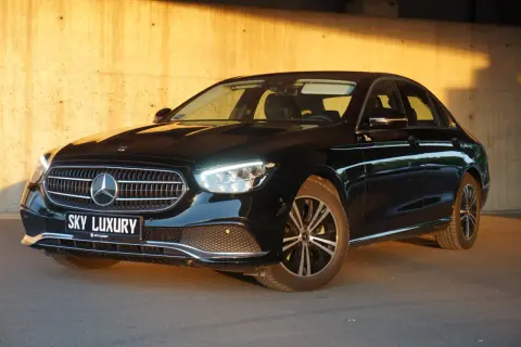 Czarny Mercedes z tablicą "SKY LUXURY" – idealny wybór dla najlepszych wypożyczalni samochodów we Wrocławiu.