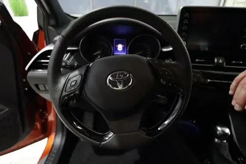 Jak włączyć czujniki parkowania Toyota CHR - proste rozwiązanie krok po kroku