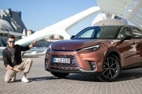 Mężczyzna prezentuje nowy Lexus LBX. Zobaczcie jego opinie i wrażenia z jazdy tym stylowym SUV-em.