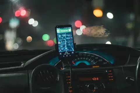 Aplikacje mobilne dla kierowców w 2026 roku: które są naprawdę bezpieczne i certyfikowane