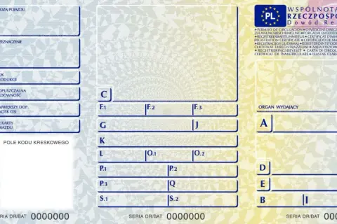 Fragment dowodu rejestracyjnego z polskimi oznaczeniami. Widoczne pola: Rodzaj pojazdu, Przeznaczenie, Rok produkcji, Nr karty pojazdu.