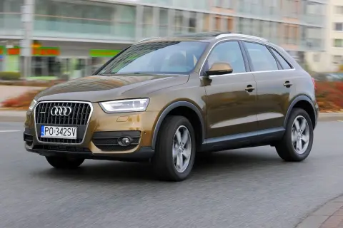 Brązowy Audi Q3 w ruchu miejskim. Kierowca zadowolony, potwierdzają to pozytywne audi q3 opinie.