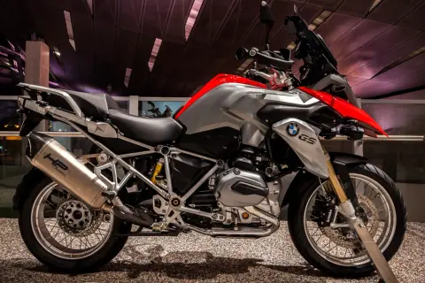 Motory BMW 1200: moc, osiągi i innowacje, które musisz znać