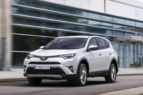 Biała Toyota RAV4 w ruchu miejskim. Wiele osób szuka takich aut, czytając toyota rav4 opinie forum.