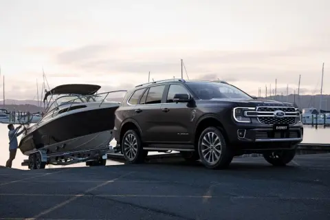 Ford Everest z przyczepą i łodzią przy nabrzeżu. Gotowy na wodne przygody.