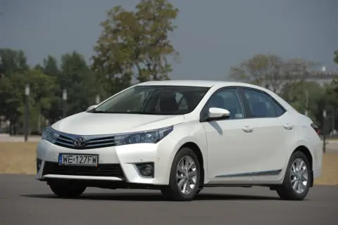 Biała Toyota Corolla 1.6 benzyna, idealna do miasta i na trasy. Zastanawiasz się, ile pali? Ten model oferuje dobre osiągi przy rozsądnym spalaniu.