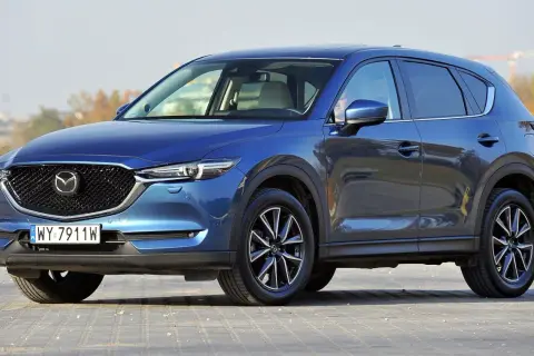 Niebieska Mazda CX-5 na forum dyskusyjnym. Jaki silnik wybrać? Zapytanie o silnik do Mazdy CX-5.