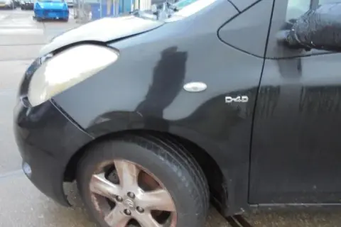 Gdzie jest kod lakieru Toyota Yaris 2 - wszystkie miejsca lokalizacji kodu