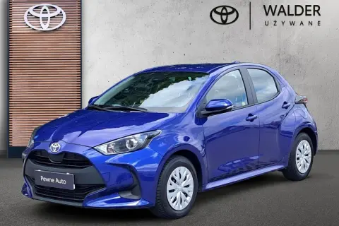Niebieska Toyota Yaris przed salonem Walder Używane. Zastanawiasz się, ile kosztuje wymiana łożyska w Toyocie Yaris?