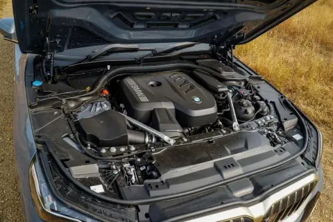 Silnik BMW F10 535i pod otwartą maską, gotowy do drogi.