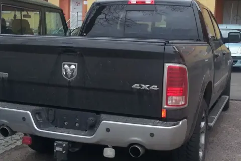Czy pickup to ciężarówka? Odkryj różnice i cechy tych pojazdów