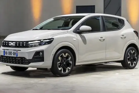 Nowa Dacia Sandero w kolorze białym, prezentująca nowoczesny design i charakterystyczne logo marki.