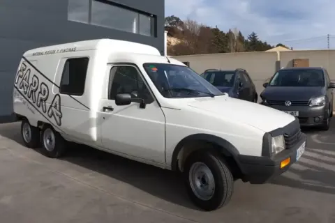 Biały Citroen C15 z podwójnymi tylnymi kołami i napisem "FARRA" na boku, gotowy do transportu materiałów.