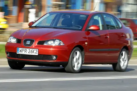 Czerwony Seat Cordoba 1.4 w ruchu ulicznym, z rozmytym tłem sugerującym prędkość.