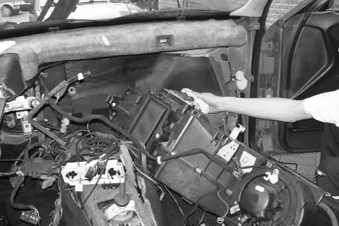 Lokalizacja parownika klimatyzacji w Toyocie Corolla E12 - praktyczny poradnik