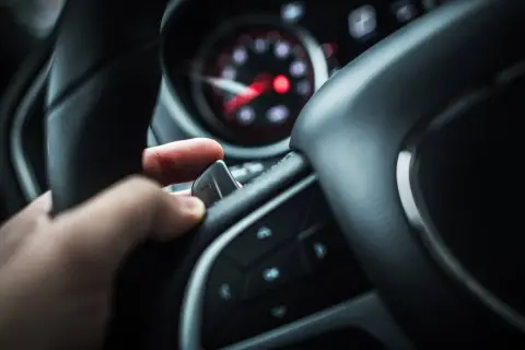 Cruise co to znaczy w samochodzie i jak ułatwia jazdę