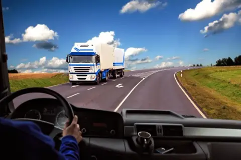 Ile zarabia kierowca ciężarówki? Prawda o zarobkach w transporcie ciężarowym