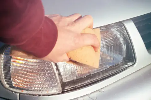 Jak wyczyścić żółte lampy w samochodzie i przywrócić ich blask