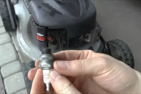 Prawidłowa przerwa na świecy w silniku Briggs & Stratton - poradnik serwisowy