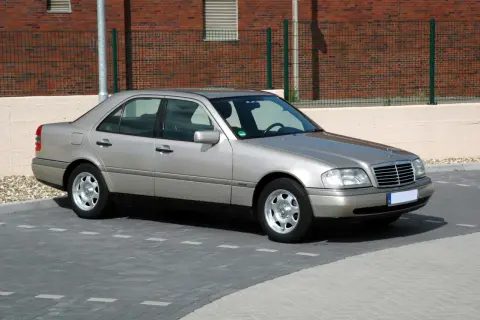 Mercedes-Benz C Class W202: Historia, specyfikacje i wersje AMG