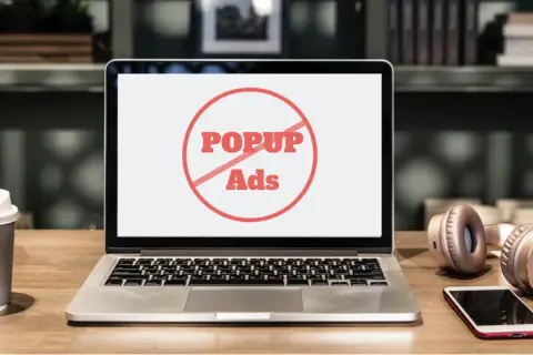 Cyfrowe pułapki – jak marketing wpływa na decyzje użytkowników