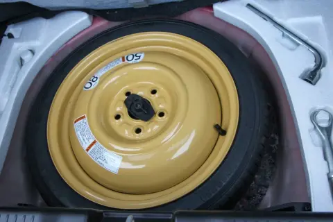 Jak znaleźć koło zapasowe w Toyota Yaris - poradnik dla każdego kierowcy