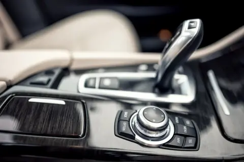 Automatyczne skrzynie biegów w BMW Serii 3: zalety, problemy i osiągi