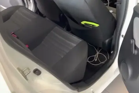 Jak łatwo rozłożyć tylną kanapę w Toyota Yaris: krok po kroku z poradami