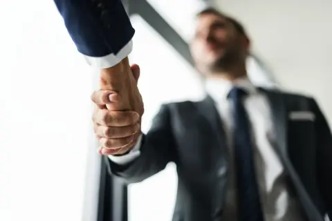 Prowadzenie biznesu w Polsce: Przewodnik po etykiecie dla zagranicznych liderów