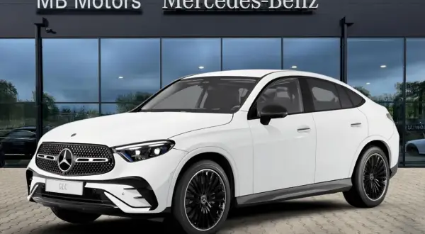 Biały Mercedes-Benz GLC Coupe przed salonem MB Motors. Sprawdź atrakcyjną mercedes glc cena.