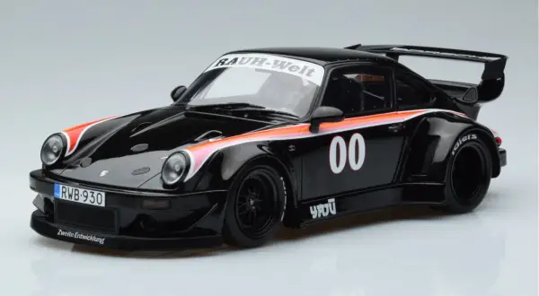 Czarny Porsche RWB z numerem 00 na drzwiach i kolorowymi pasami na błotnikach.