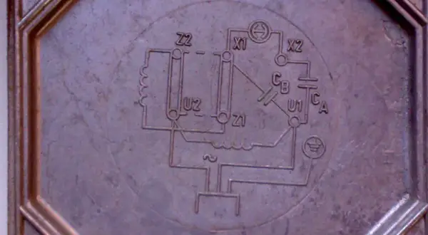 Schemat elektryczny na metalowej obudowie. Pomocne przy wyborze jaki kondensator do silnika 2.2 kw.