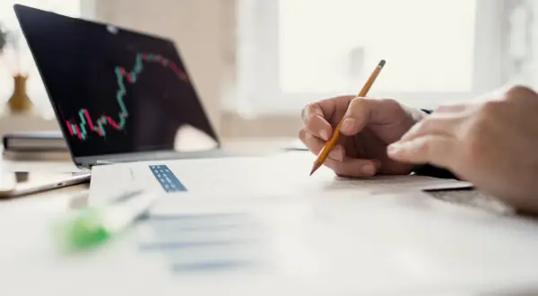 Inwestowanie a ryzykowne aktywności – czy giełda to największa globalna platforma rozrywki?