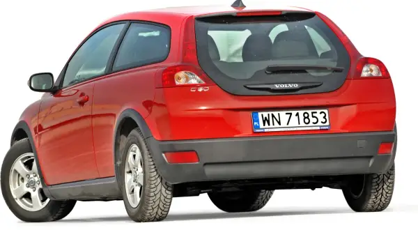 Czerwone Volvo C30 z polskimi tablicami rejestracyjnymi WN 71853, widok z tyłu.