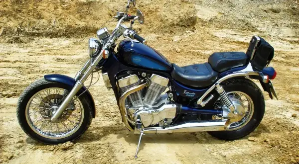 Suzuki Intruder 1400: klasyczny cruiser, idealny na długie trasy. Wady i zalety tego modelu to m.in. jego potężny silnik i komfort jazdy.