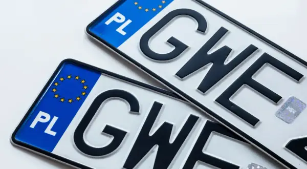 Dwie polskie tablice rejestracyjne z literami "GWE" i symbolem UE.