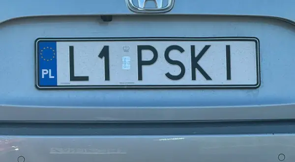 Polskie tablice rejestracyjne z oznaczeniem L1 PSKI.