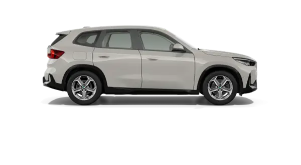 Biały SUV BMW z ciemnymi felgami, widok z boku. Pozwala ocenić jego wymiary samochodu.