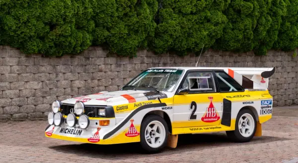 Ikoniczny Audi quattro S1 w biało-żółtych barwach z numerem 2, gotowy do rajdu.