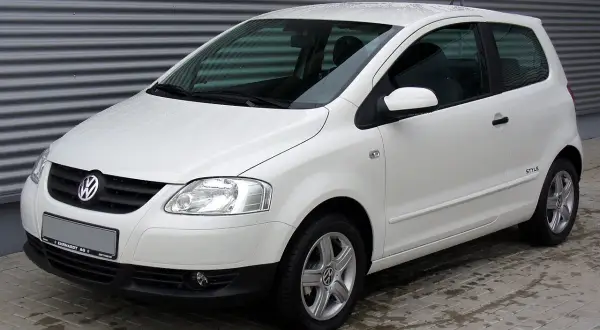 Biały VW Fox 1.2 Style. Szukasz opinii na forum? Ten model to dobry wybór na miasto.